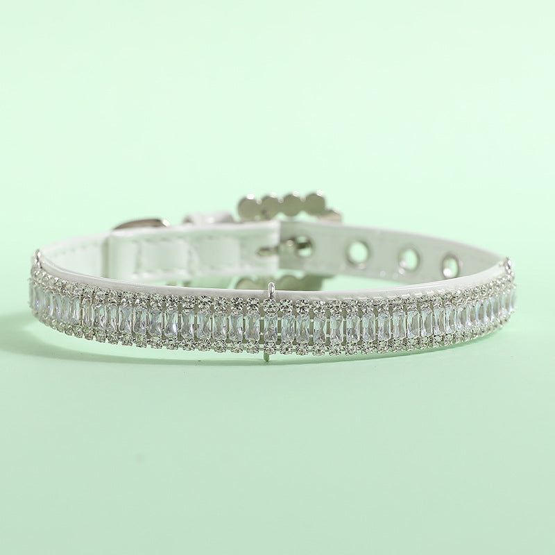 Halsband mit Strass und Perlen